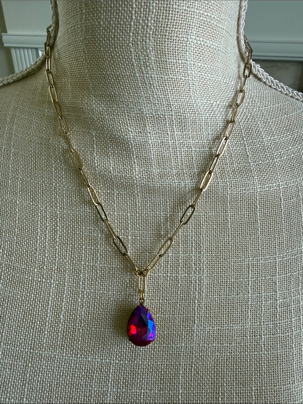 16” Gold Chain Necklace with fuchsia Teardrop Pendant
